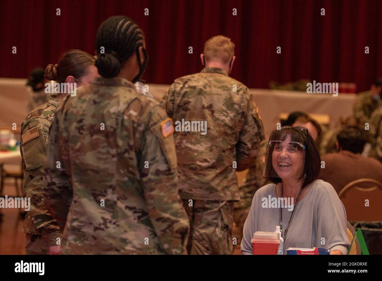 Soldaten und Luftwaffe der mobilen Impfteams der Alabama National Guard betreiben am 24. März in Enterprise, Alabama, eine Pop-up-Impfklinik. Das Team stellte kostenlose COVID-19-Impfstoffe für mehr als 800 Einwohner bereit, einschließlich Indoor- und Drive-Through-Optionen. Der Prozess bestand aus einem Gesundheisscreening, einer Konsultation des Anbieters, einer Impfung und einem Beobachtungszeitraum. Die Mission ist Teil einer fortlaufenden Partnerschaftsinitiative zwischen der Alabama National Guard, dem Alabama Department of Public Health, der Alabama Emergency Management Agency und lokalen Regierungen, um die Impfstoffe für ländliche Gebiete bereitzustellen Stockfoto