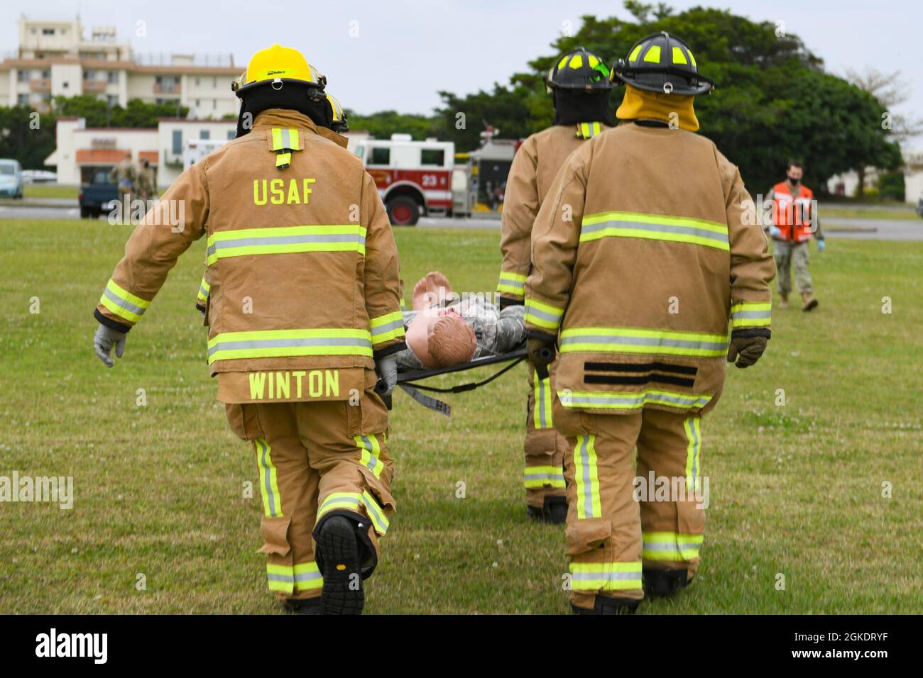 Feuerwehrleute der US-Luftwaffe der 18. Civil Engineer Group tragen während einer großen Übung zur Reaktion auf Unfälle auf dem Luftwaffenstützpunkt Kadena, Japan, am 24. März 2021 eine Schaufensterpuppe auf einer Bahre. Bei der Übung wurden die Bereitschaft und Reaktionsfähigkeit des 18. Flügels getestet. Stockfoto