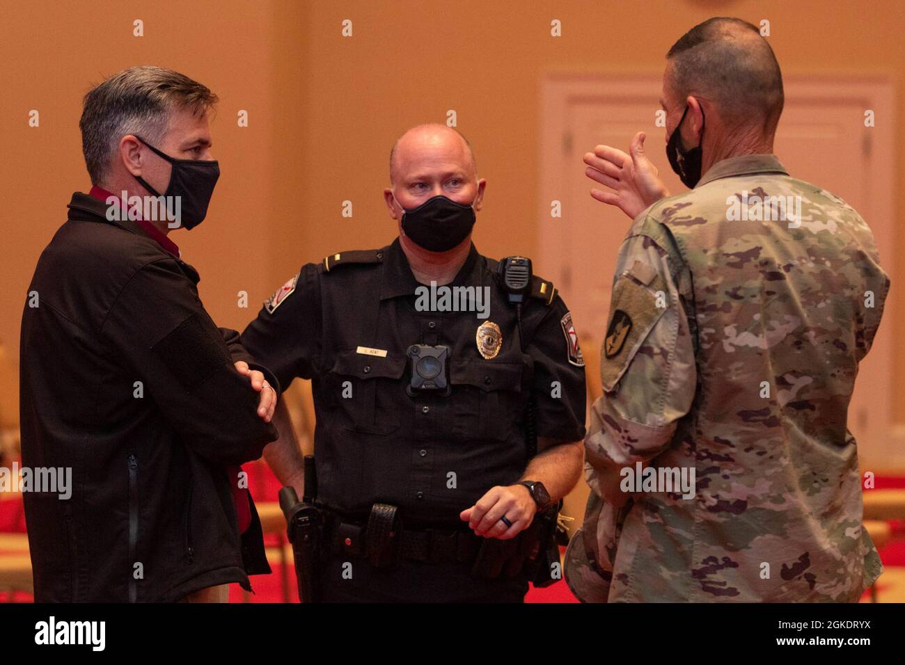 Soldaten und Luftwaffe der mobilen Impfteams der Alabama National Guard betreiben am 24. März in Enterprise, Alabama, eine Pop-up-Impfklinik. Das Team stellte kostenlose COVID-19-Impfstoffe für mehr als 800 Einwohner bereit, einschließlich Indoor- und Drive-Through-Optionen. Der Prozess bestand aus einem Gesundheisscreening, einer Konsultation des Anbieters, einer Impfung und einem Beobachtungszeitraum. Die Mission ist Teil einer fortlaufenden Partnerschaftsinitiative zwischen der Alabama National Guard, dem Alabama Department of Public Health, der Alabama Emergency Management Agency und lokalen Regierungen, um die Impfstoffe für ländliche Gebiete bereitzustellen Stockfoto