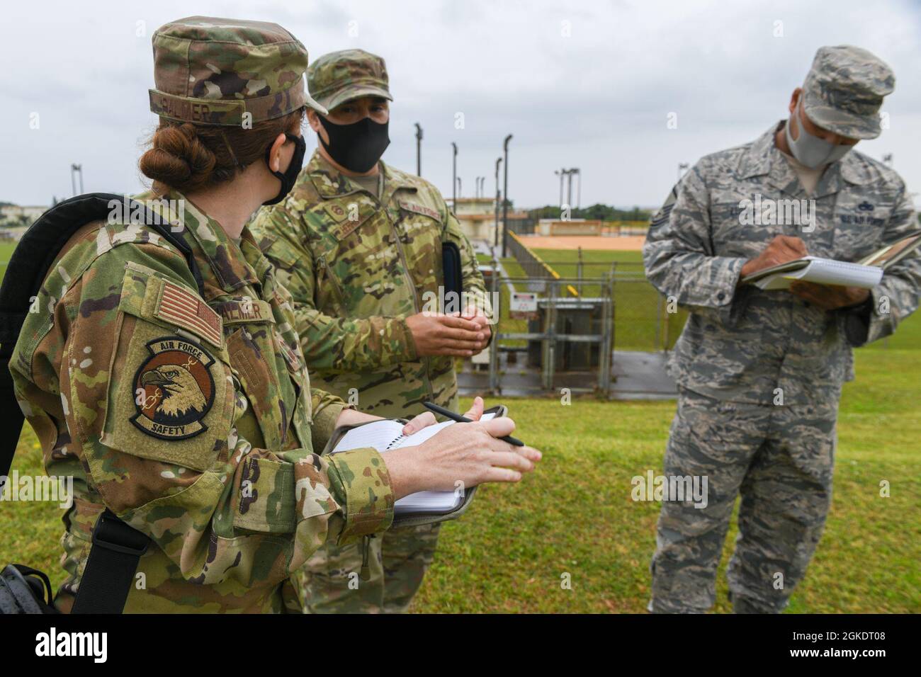 Mitglieder des 18. Flügels führen Durchsuchungs- und Wiederherstellungsverfahren während einer größeren Übung zur Reaktion auf Unfälle auf dem Luftwaffenstützpunkt Kadena, Japan, am 24. März 2021 durch. Bei der Übung wurden die Bereitschaft und Reaktionsfähigkeit des 18. Flügels getestet. Stockfoto