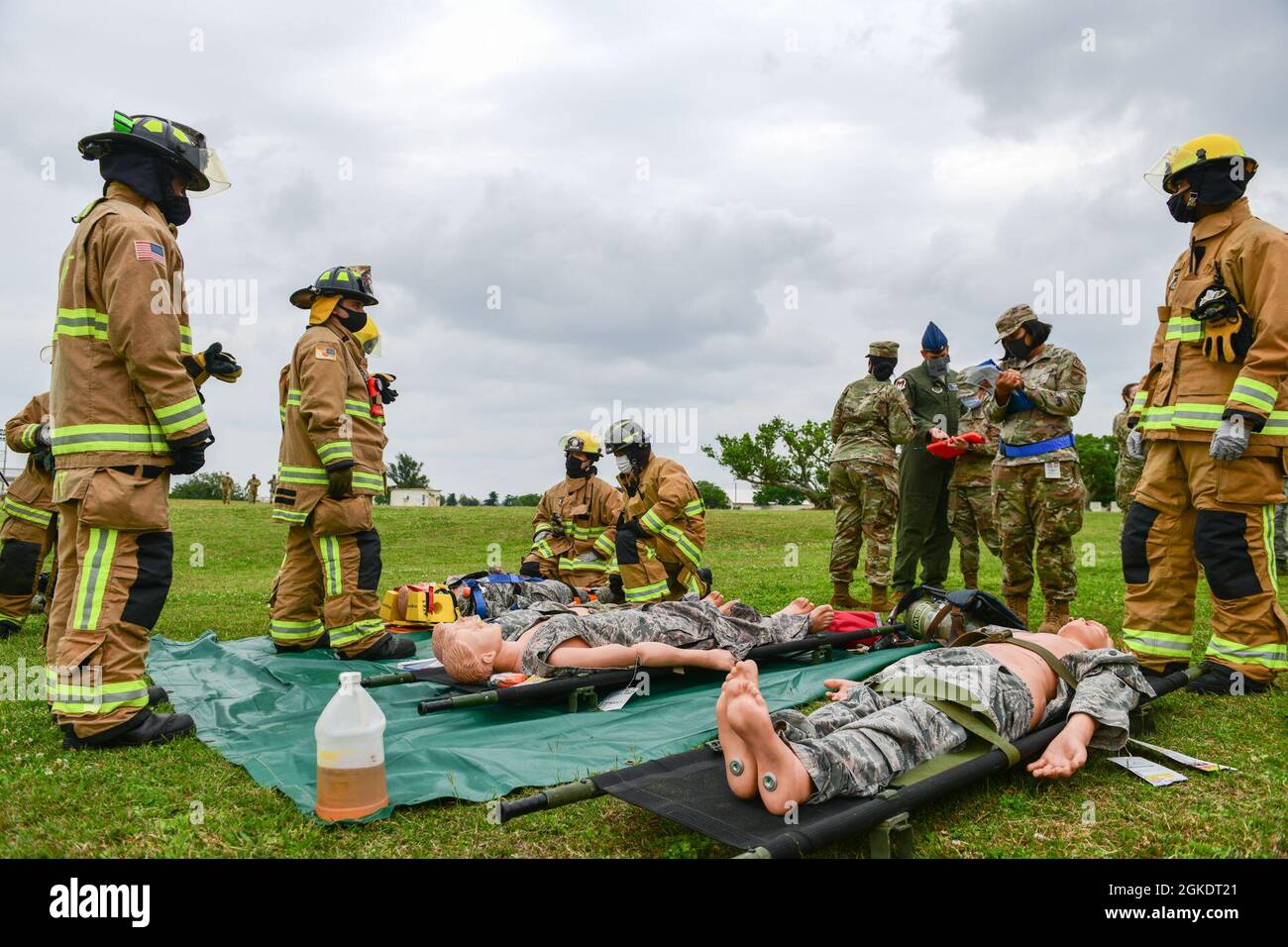 Feuerwehrleute der US-Luftwaffe und medizinisches Personal der 18. Civil Engineer Group und der 18. Medical Group nehmen an einer großen Übung zur Reaktion auf Unfälle auf dem Luftwaffenstützpunkt Kadena, Japan, am 24. März 2021 Teil. Bei der Übung wurden die Bereitschaft und Reaktionsfähigkeit des 18. Flügels getestet. Stockfoto