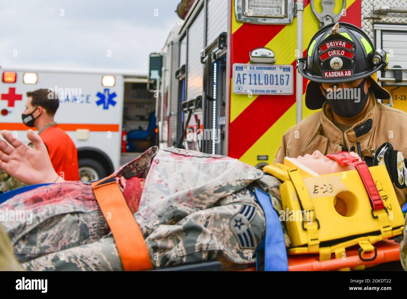 Ein Feuerwehrmann der US-Luftwaffe aus der 18. Civil Engineer Group beobachtet eine Schaufensterpuppe während einer großen Übung zur Reaktion auf Unfälle auf der Kadena Air Base, Japan, 24. März 2021. Bei der Übung wurden die Bereitschaft und Reaktionsfähigkeit des 18. Flügels getestet. Stockfoto