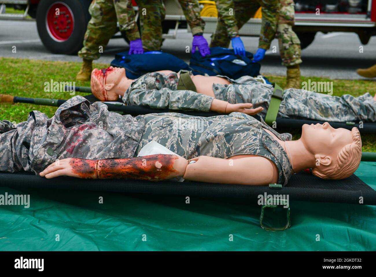 Mannequins warten auf den Transport in ein Krankenhaus während einer großen Übung zur Reaktion auf Unfälle auf der Kadena Air Base, Japan, 24. März 2021. Bei der Übung wurden die Bereitschaft und Reaktionsfähigkeit des 18. Flügels getestet. Stockfoto
