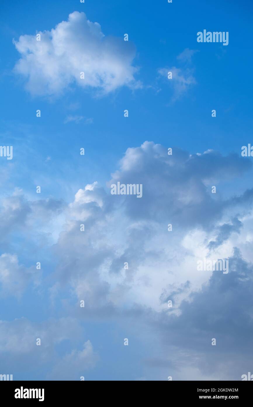 Majestätischer Himmel und Wolken an einem Sommertag nahe der Küste. Blaue Vektorwolken mit Himmelsstruktur Stockfoto