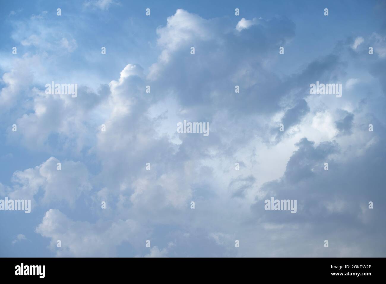 Sommer blauer Himmel bei Sonnenuntergang mit Wolken in der Nähe der Küste. Textur der Vektorwolken Stockfoto
