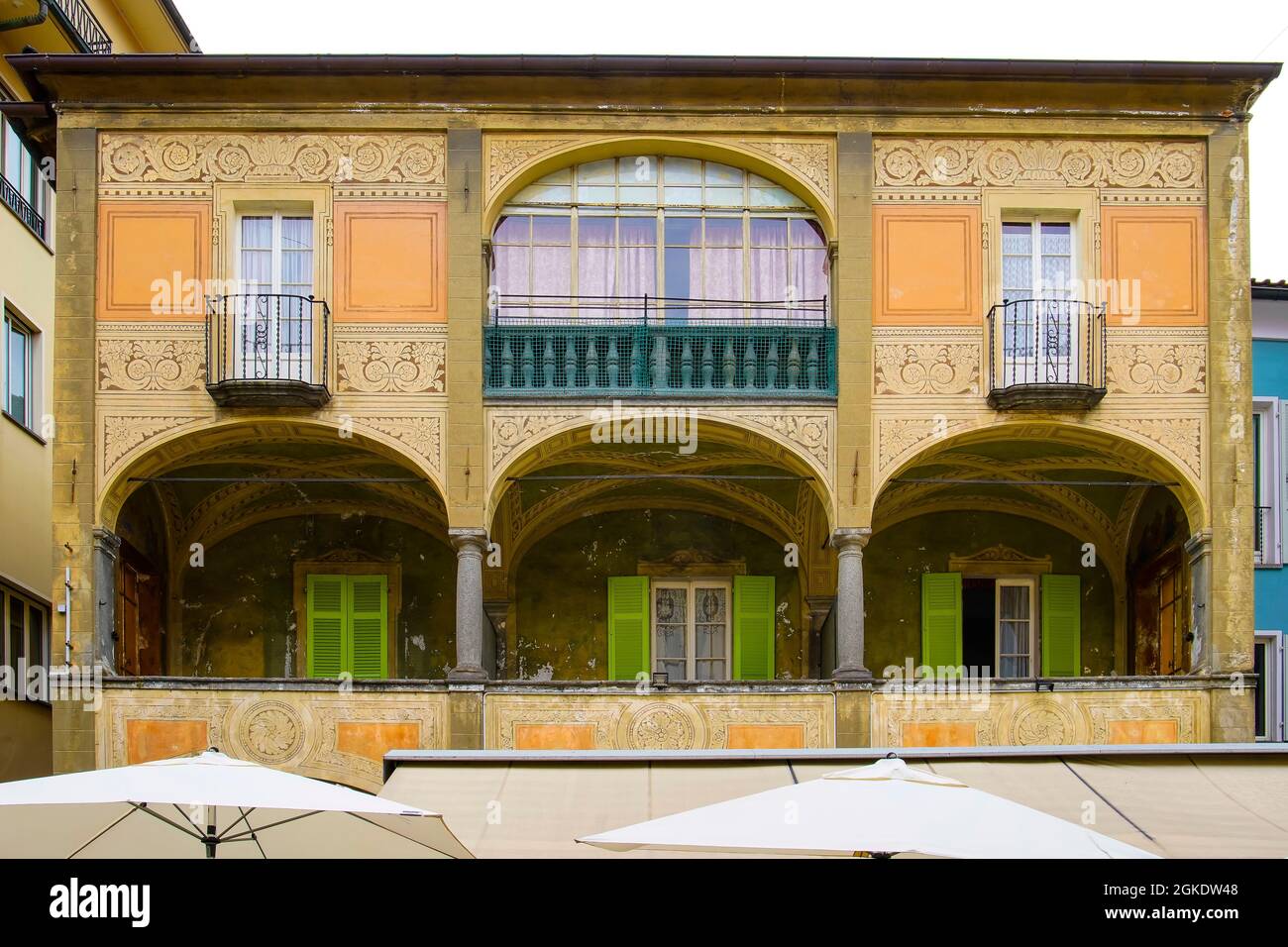 Locarno, farbenfrohe Gebäude am Hauptplatz der Stadt (Piazza Grande), Kanton Tessin. Schweiz. Stockfoto