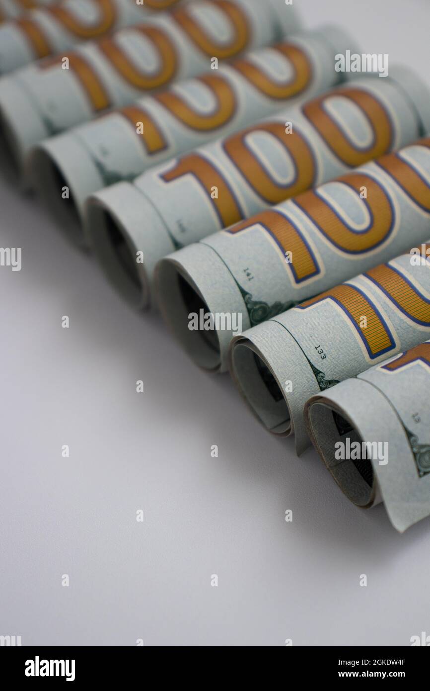 Rolled 100 Dollar Nahaufnahme. Geldhintergrund. Amerikanisches Geld. Stockfoto