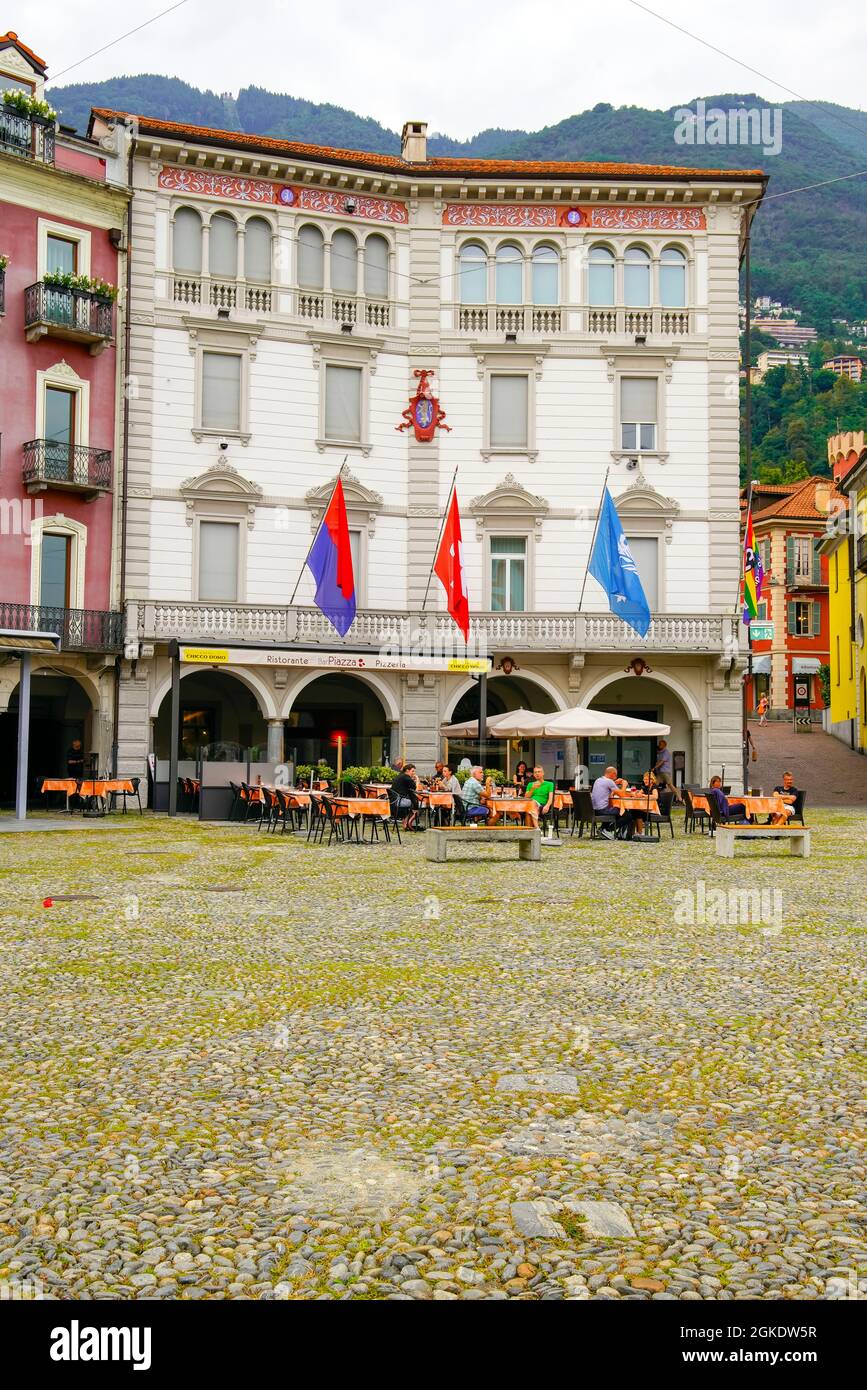 Das Rathaus (Palazzo comunale) in Locarno. Farbenfrohe Gebäude am Hauptplatz der Stadt (Piazza Grande), Kanton Tessin. Schweiz. Stockfoto