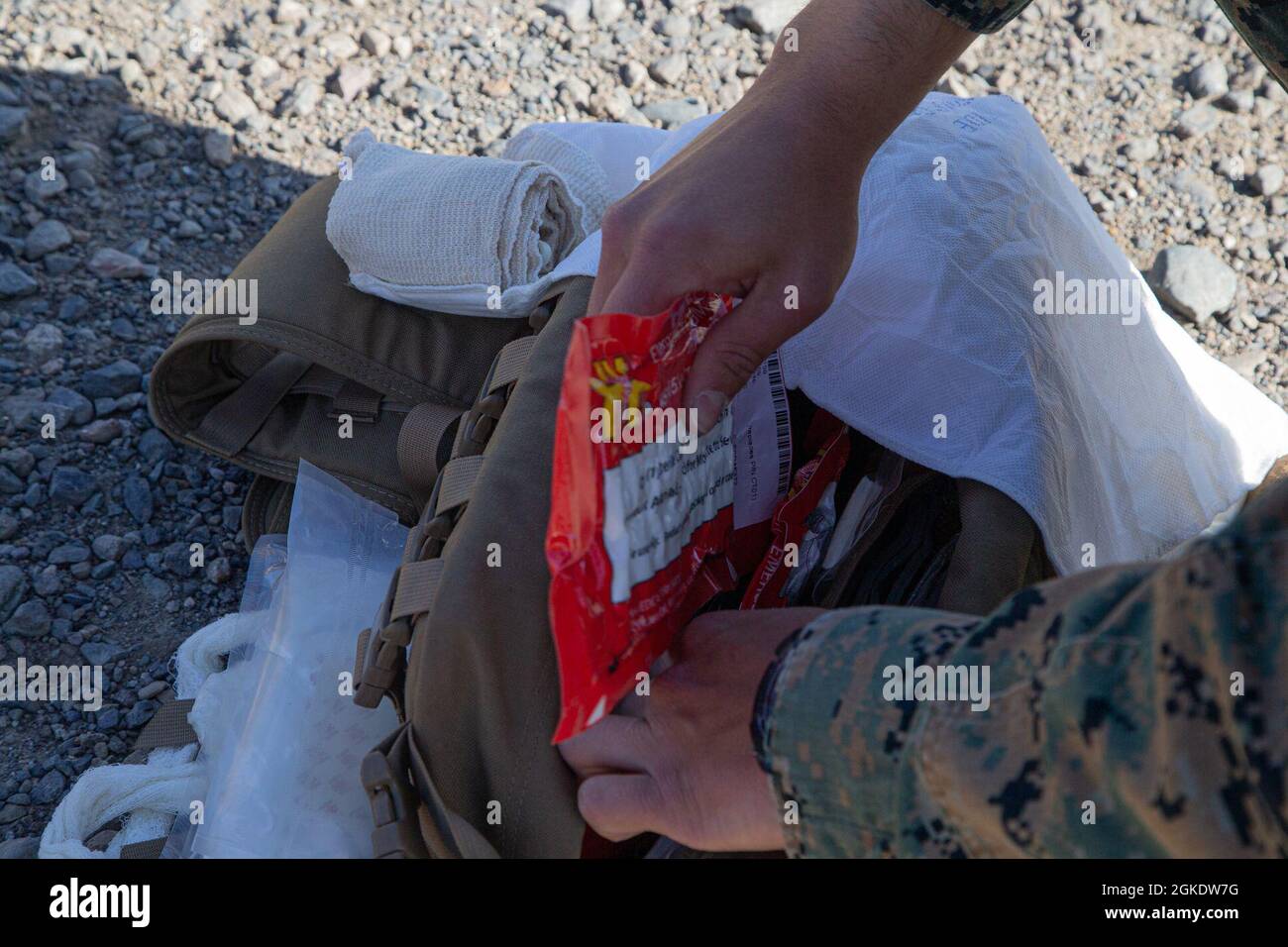 U.S. Marine PFC. Rafael Rodriguez, Student bei Alpha Company, Infantry Training Bataillon, School of Infantry - West, legt einen Kompressionsverband in seine medizinische Tasche, bevor er seine Qualifikation für den taktischen Kampf im Rahmen der neunten Woche des Infantry Marine Kurses auf dem Marine Corps Base Camp Pendleton, Kalifornien, 24. März 2021. IMC ist ein 14-wöchiger Pilotkurs, der darauf ausgelegt ist, besser ausgebildete und tödlichere Infanterie-Marines zu schaffen, die auf Konflikte mit Gleichaltrigen vorbereitet sind. Der Kurs verwendet ein neu gestaltetes Lernmodell für Studenten, das dazu dient, ihre Fähigkeiten für indep zu entwickeln Stockfoto