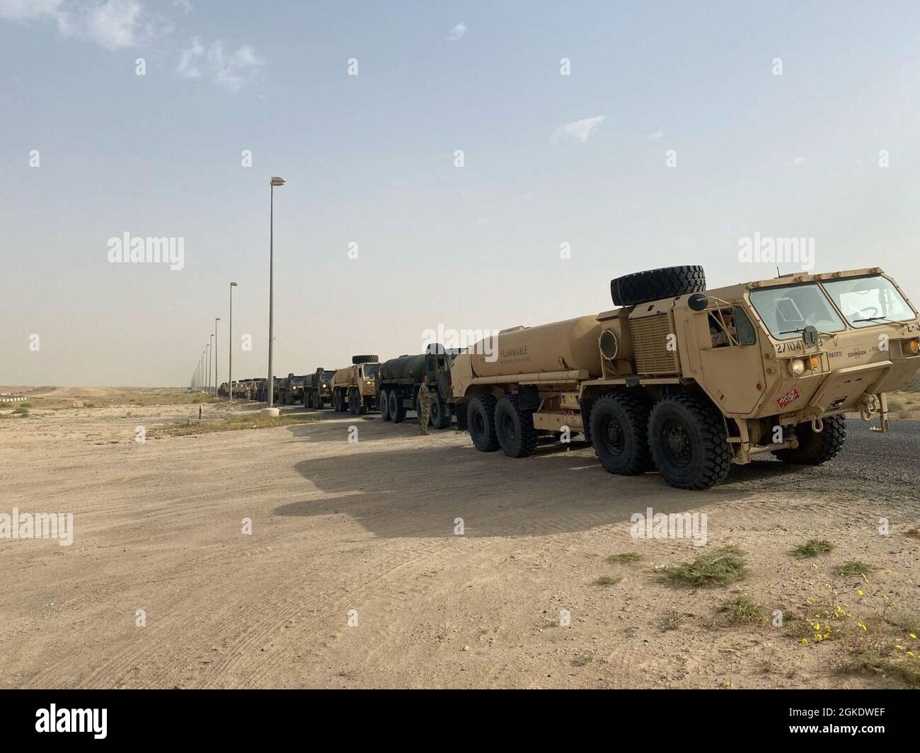 Ein Fahrzeugkonvoi, der von Soldaten mit der 28. Expeditionary Combat Aviation Brigade betrieben wird, bewegt sich auf einer Autobahn. Stockfoto