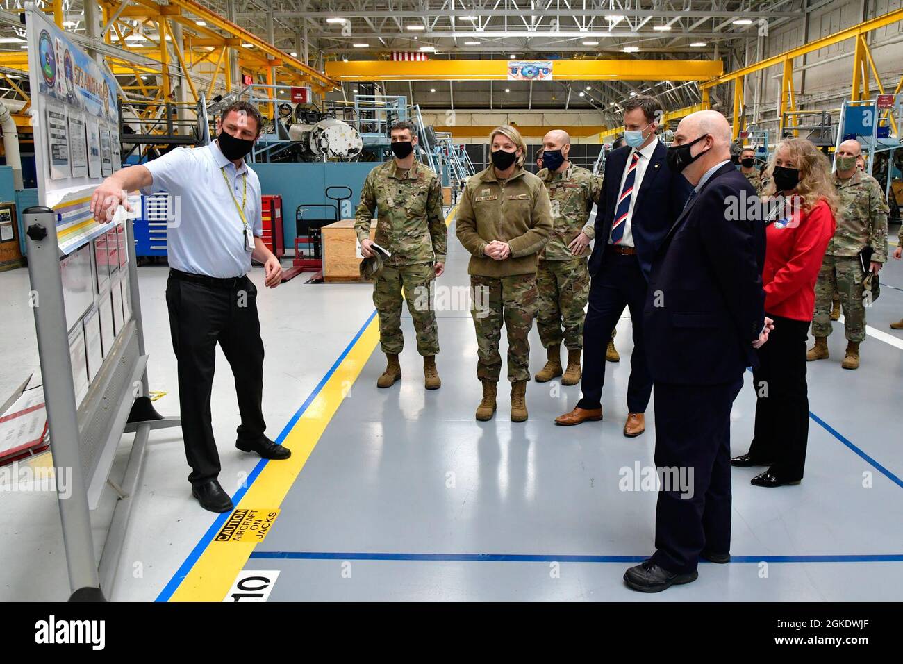 Braeden Stander (vorne links), Direktor des 573. Aircraft Maintenance Squadron, informiert den amtierenden Sekretär der Luftwaffe, John Roth (vorne rechts), den US-amerikanischen Rep. Blake Moore, R-Utah, und andere führende Persönlichkeiten während eines Besuchs auf der Hill Air Force Base, Utah, am 24. März 2021. Der Besuch war Roths erster Besuch bei Hill als amtierender SECAF, der Treffen mit Luftfahrtschützern und Guardians vom 75. Luftstützpunkt, dem Ogden Air Logistics Complex, dem 388. Kampfflügel, dem Reserve 419. Kampfflügel und dem bodenbasierten Strategic Deterrent Systems Directorate beinhaltete. Stockfoto
