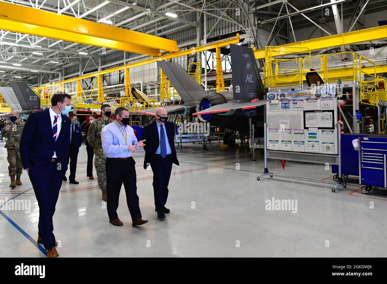 Shane Robertson (Mitte), Direktor des 570. Aircraft Maintenance Squadron, informiert den US-amerikanischen Rep. Blake Moore (links), R-Utah, und den amtierenden Luftwaffenminister John Roth während eines Besuchs auf der Hill Air Force Base, Utah, am 24. März 2021. Der Besuch war Roths erster Besuch bei Hill als amtierender SECAF, der Treffen mit Luftfahrtschützern und Guardians vom 75. Luftstützpunkt, dem Ogden Air Logistics Complex, dem 388. Kampfflügel, dem Reserve 419. Kampfflügel und dem bodenbasierten Strategic Deterrent Systems Directorate beinhaltete. Stockfoto
