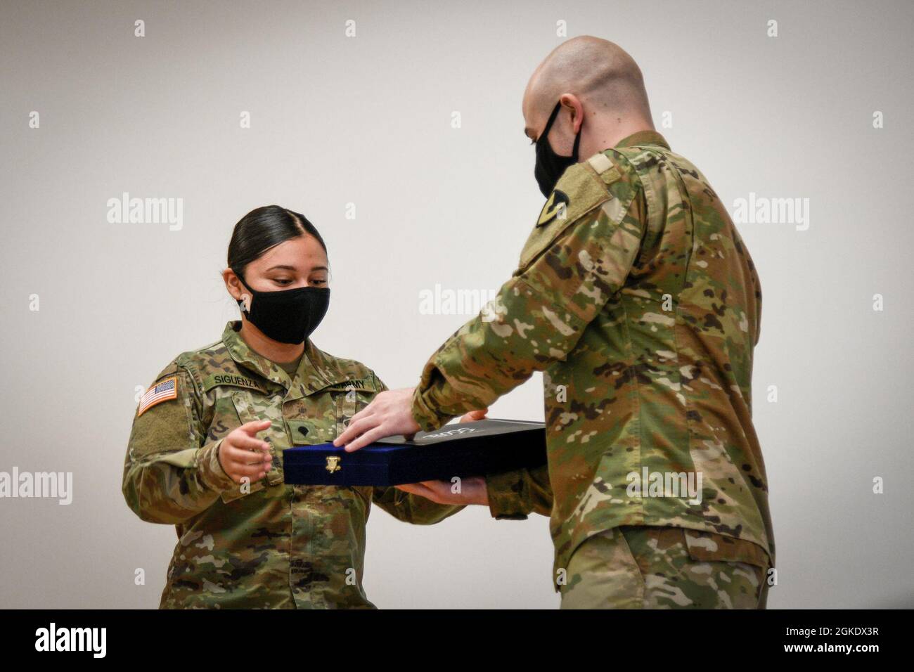 CAMP HUMPHREYS, Republik Korea - SPC. Ian Holmes, der Präsident von Humphreys Better Opportunities for Single Soldiers (BOSS) und ein CH-47-Hubschrauber-Reparaturer, der dem Installationsmanagement-Kommando, rechts, zugewiesen wurde, überreicht SPC eine Gedenktafel. Raquel Siguenza, ein Spezialist für Patientenverwaltung, der dem U.S. Army Medical Command zugewiesen wurde, für den Gewinn des BOSS-Vertreters des Monats für Februar 2021, bei einer Preisverleihung hier, am 24. März. Das Humphreys BOSS-Programm hängt von der engagierten Arbeit ihrer Vertreter ab, um diese interessante, abwechslungsreiche und nützliche Programmierung und Eve sicherzustellen Stockfoto