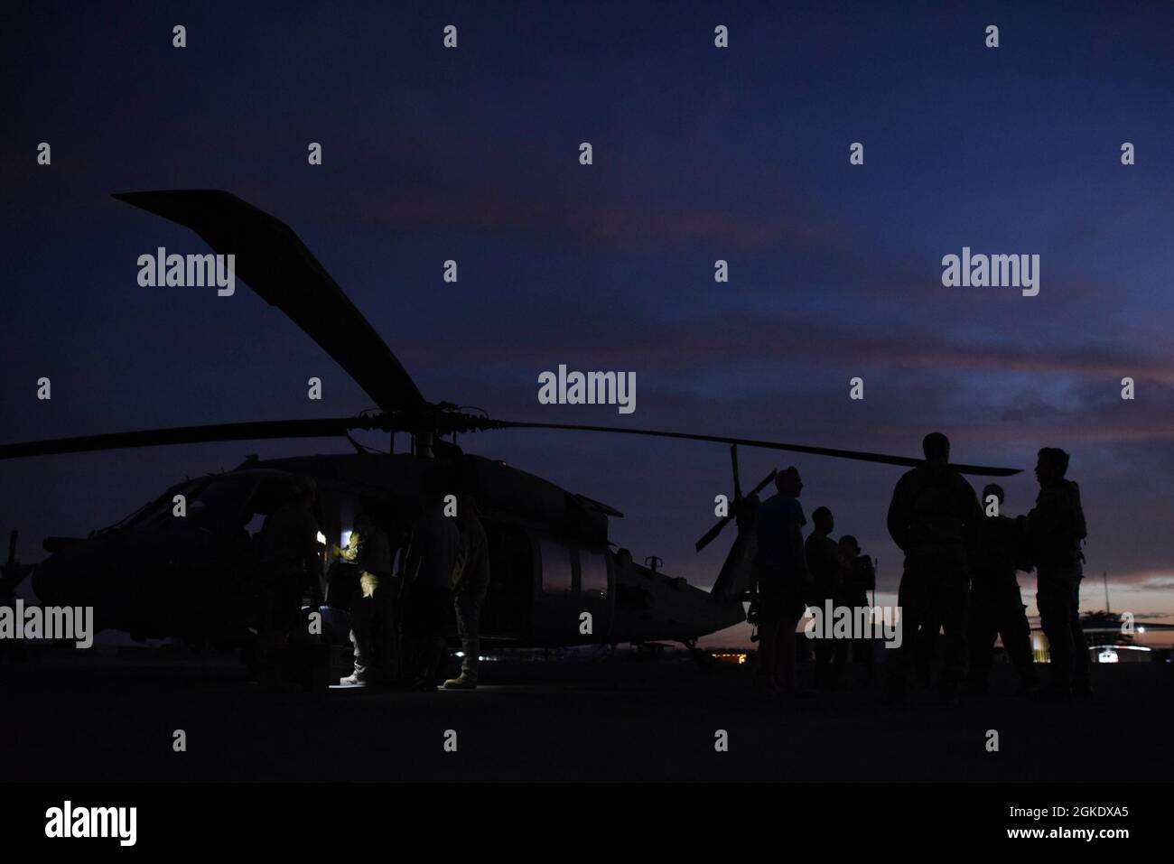 Mitglieder der 303rd Expeditionary Rescue Squadron diskutieren Last-Minute-Missionspläne vor dem Einsteigen in einen HH-60G Pave Hawk während einer Übung im Camp Simba, Kenia, 24. März 2021. Der 303. ERQS führt Tag und Nacht Trainingsübungen durch, um die Fähigkeit zur Evakuierung von Verletzten, Unterstützung aus der nahen Luft sowie zur Wiederherstellung des Personals aufrechtzuerhalten. Stockfoto