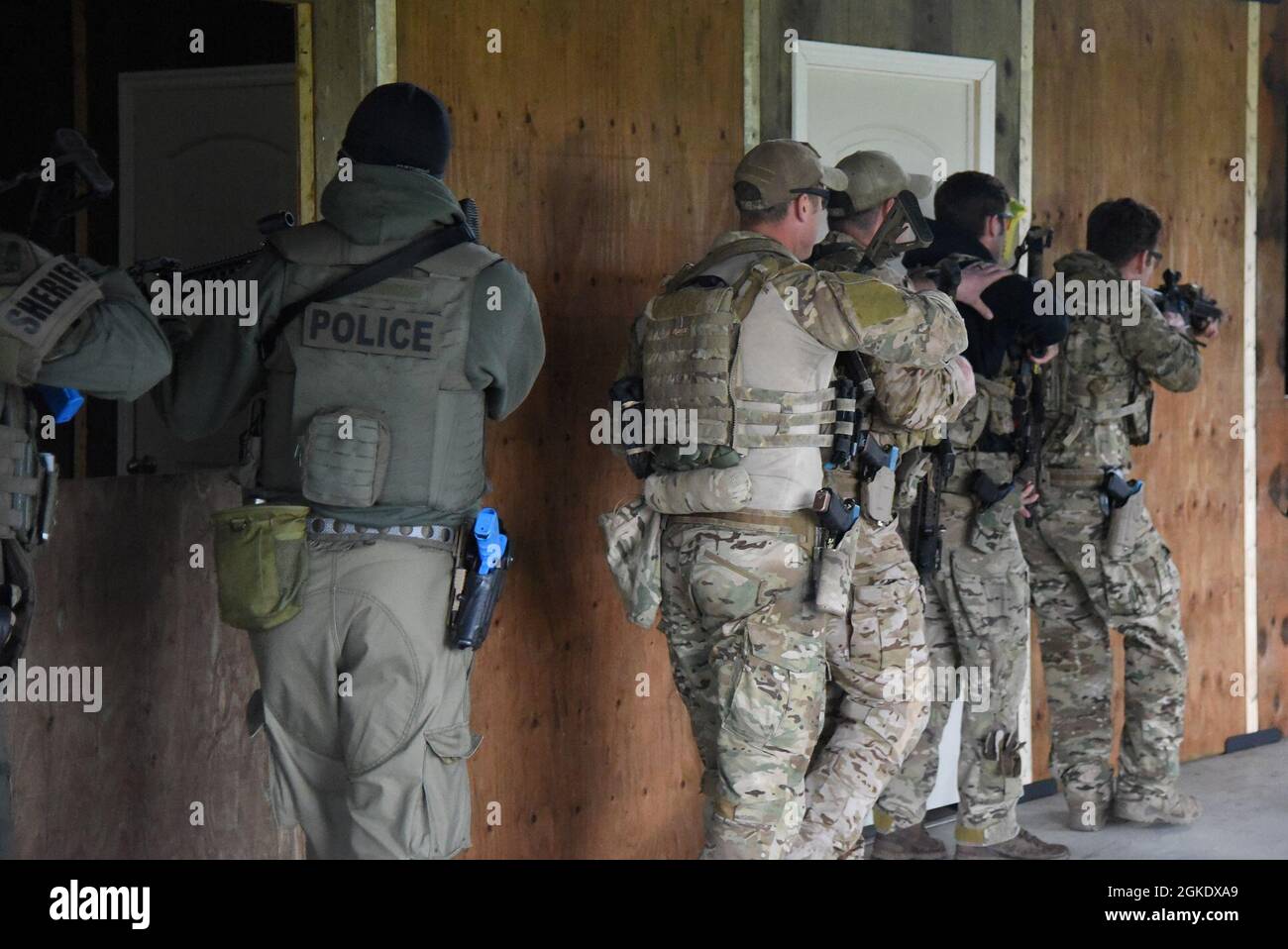 Betreiber des 125. Spezialtaktiken-Squadrons arbeiteten kürzlich mit lokalen Bundes- und Strafverfolgungsmitgliedern an Nahkampftaktiken (CQB), um ihre Fähigkeiten zu verbessern und Beziehungen innerhalb der Gemeinschaft aufzubauen. Das CQB-Training hilft bei der Verbesserung taktischer Manöver innerhalb einer Struktur bei der Reaktion auf eine Vielzahl von Ereignissen. Stockfoto