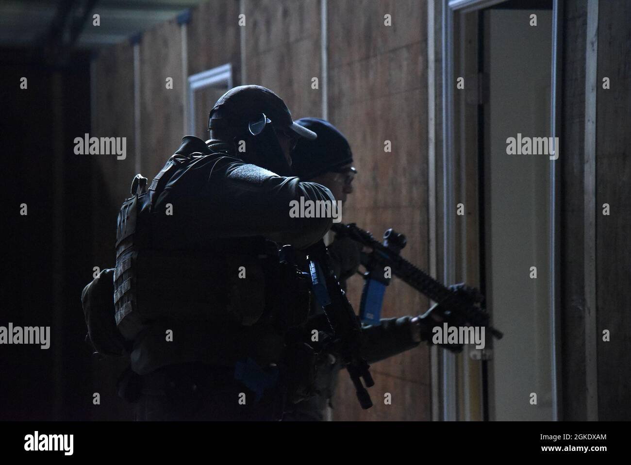 Betreiber des 125. Spezialtaktiken-Squadrons arbeiteten kürzlich mit lokalen Bundes- und Strafverfolgungsmitgliedern an Nahkampftaktiken (CQB), um ihre Fähigkeiten zu verbessern und Beziehungen innerhalb der Gemeinschaft aufzubauen. Das CQB-Training hilft bei der Verbesserung taktischer Manöver innerhalb einer Struktur bei der Reaktion auf eine Vielzahl von Ereignissen. Stockfoto