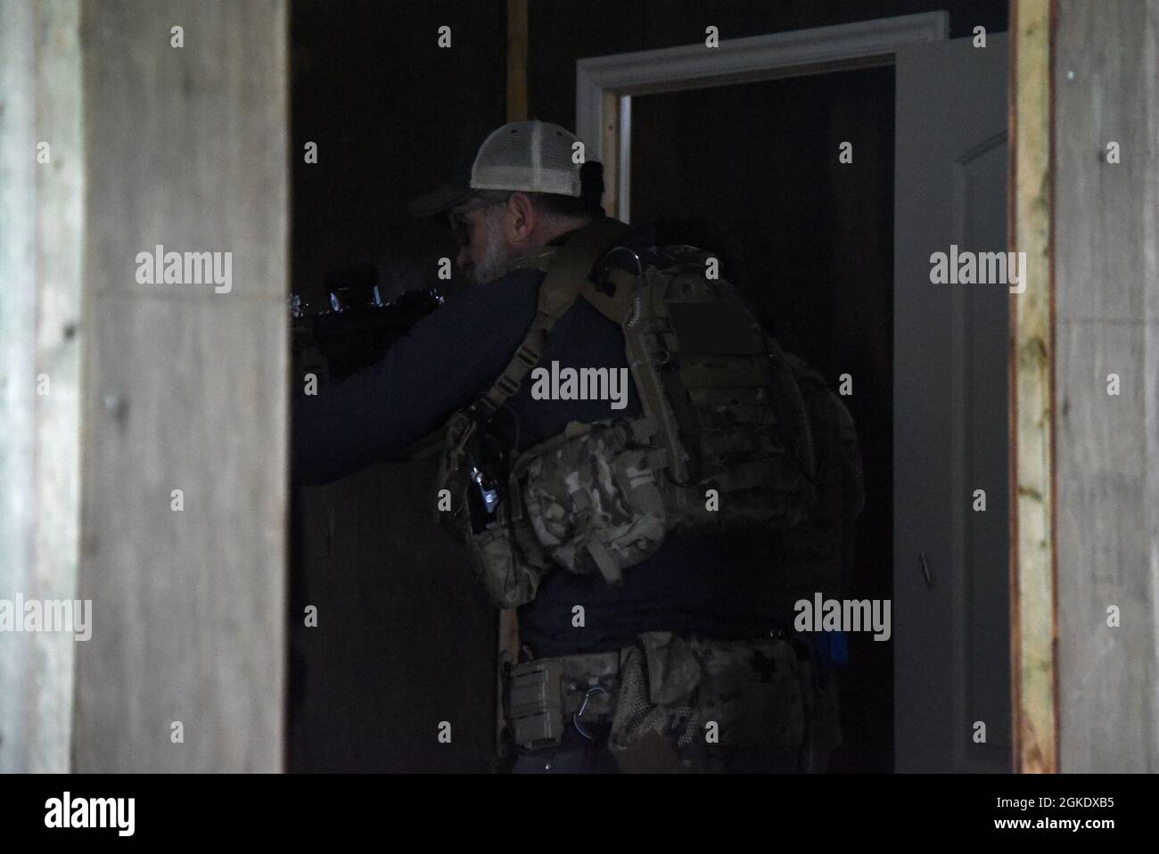 Betreiber des 125. Spezialtaktiken-Squadrons arbeiteten kürzlich mit lokalen Bundes- und Strafverfolgungsmitgliedern an Nahkampftaktiken (CQB), um ihre Fähigkeiten zu verbessern und Beziehungen innerhalb der Gemeinschaft aufzubauen. Das CQB-Training hilft bei der Verbesserung taktischer Manöver innerhalb einer Struktur bei der Reaktion auf eine Vielzahl von Ereignissen. Stockfoto