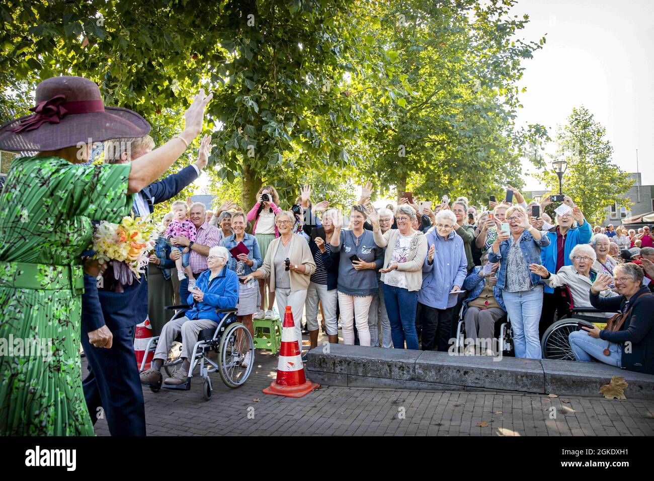 HEETEN - Königin Maxima und König Willem-Alexander besuchen das Budget der Bürger. Königin Maxima und König Willem-Alexander besuchen am 14. September 2021 den regionalen Besuch im südlichen Teil von Salland in Overijssel. Foto von Robin Utrecht/ABACAPRESS.COM Stockfoto