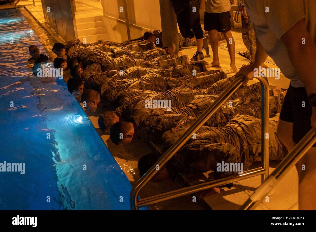 Kandidaten der US Air Force Special Tactics und Combat Rescue Officer führen während der Beurteilung und Auswahl im Hurlburt Field, Florida, am 24. März 2021 „10-ups“ am Rand des Pools durch. Die Auswahl von STO/CRO ist ein mühsamer Prozess, bei dem Kandidaten auf die Liste der führenden Kandidaten in der Elite-Community der Air Force Special Warfare gestellt werden, die den globalen Zugang, den Präzisionsstreik und die Personalerholung anführen. Stockfoto