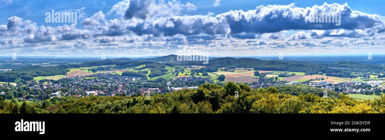 Panorama der Dörfer am Rande des Teutoburger Waldes bei Osnabrück in Deutschland über den Baumkronen und mit bewölktem Himmel Stockfoto