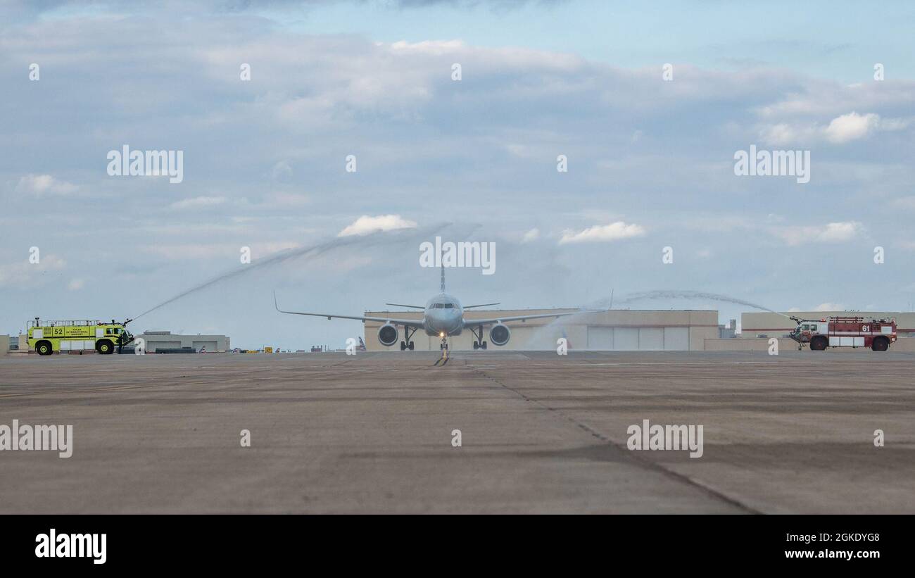 Die Feuerwehr des 138. Jagdflügels überreicht LT. Col. Eric Jauquet, Kommandant, 138. Operational Support Squadron, 138. Fighter Wing, während einer würdevollen Transferzeremonie am 25. März 2021, Tulsa International Airport, Okla. Jauquet diente seit 26 Jahren in der Oklahoma Air National Guard und leistete in der F-16 fast 3,000 Stunden Kampfzeit, darunter 125 Kampfeinsätze zur Unterstützung der OPERATION SOUTHERN WATCH, DER OPERATION NORTHERN WATCH, DER OPERATION IRAQI FREEDOM, DER OPERATION NEW DAWN, DER OPERATION ENDURING FREEDOM, OPERATION FREEDOM’S SENTINEL UND OPERATION INHÄRENT RESOLVE. Stockfoto