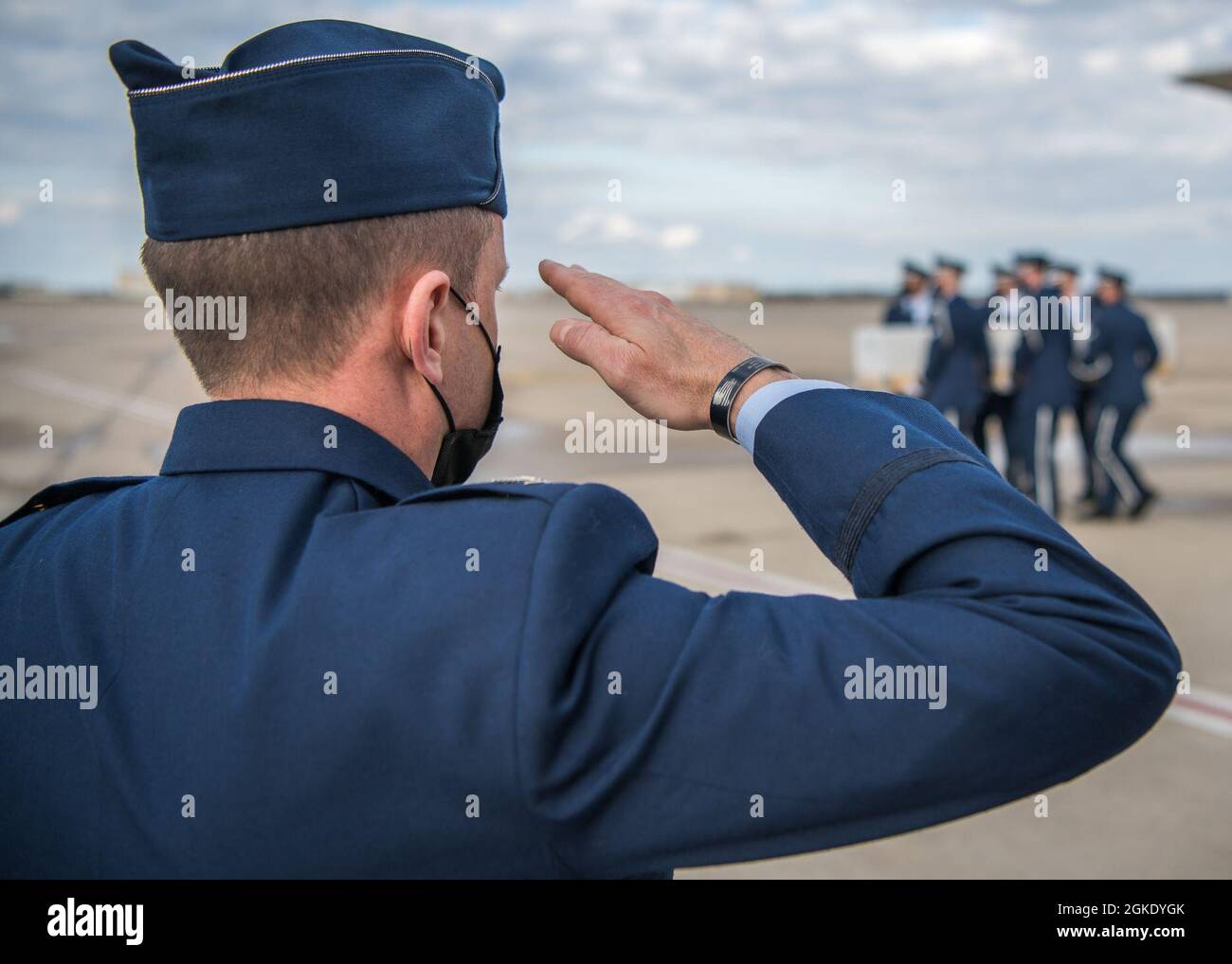 Oberst Michael Meason, Kommandant, 138. Kampftrupp, grüßt LT. Oberst Eric Jauquet, Kommandant, 138. Operational Support Squadron, 138. Kampftrupp, während einer würdevollen Transferzeremonie am 25. März 2021, Tulsa International Airport, Okla. Jauquet diente seit 26 Jahren in der Oklahoma Air National Guard und leistete in der F-16 fast 3,000 Stunden Kampfzeit, darunter 125 Kampfeinsätze zur Unterstützung der OPERATION SOUTHERN WATCH, DER OPERATION NORTHERN WATCH, DER OPERATION IRAQI FREEDOM, DER OPERATION NEW DAWN, DER OPERATION ENDURING FREEDOM, OPERATION FREEDOM’S SENTINEL UND BETRIEB INHÄRENT Stockfoto