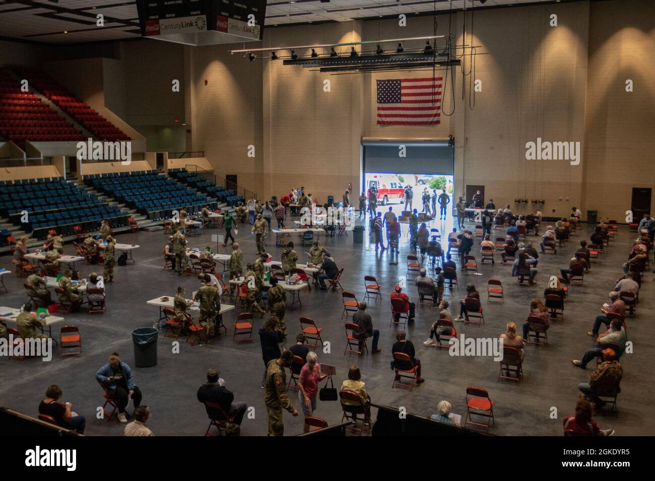 Luftwaffe und Soldaten der mobilen Impfteams der Alabama National Guard betreiben am 25. März eine Pop-up-Impfklinik in Ozark, Alabama. Das Team verabreichte 19 Mitgliedern der Gemeinde im Dale County kostenlose Dosen des COVID-600-Impfstoffs. Der Prozess bestand aus einem Gesundheisscreening, einer Konsultation des Anbieters, einer Impfung und einem Beobachtungszeitraum. Die Mission ist Teil einer fortlaufenden Partnerschaftsinitiative zwischen der Alabama National Guard, dem Alabama Department of Public Health, der Alabama Emergency Management Agency und den lokalen Regierungen, um die Impfstoffe den ländlichen Gemeinden im Jahr 24 in Alabam zur Verfügung zu stellen Stockfoto