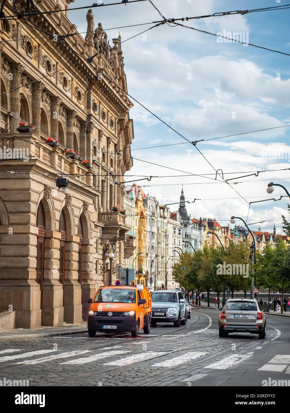 Verkehr auf den Straßen von Prag. Die überfüllte Architektur und der Verkehr am großen Nationaltheater im Zentrum der Hauptstadt der Tschechischen Republik. Stockfoto