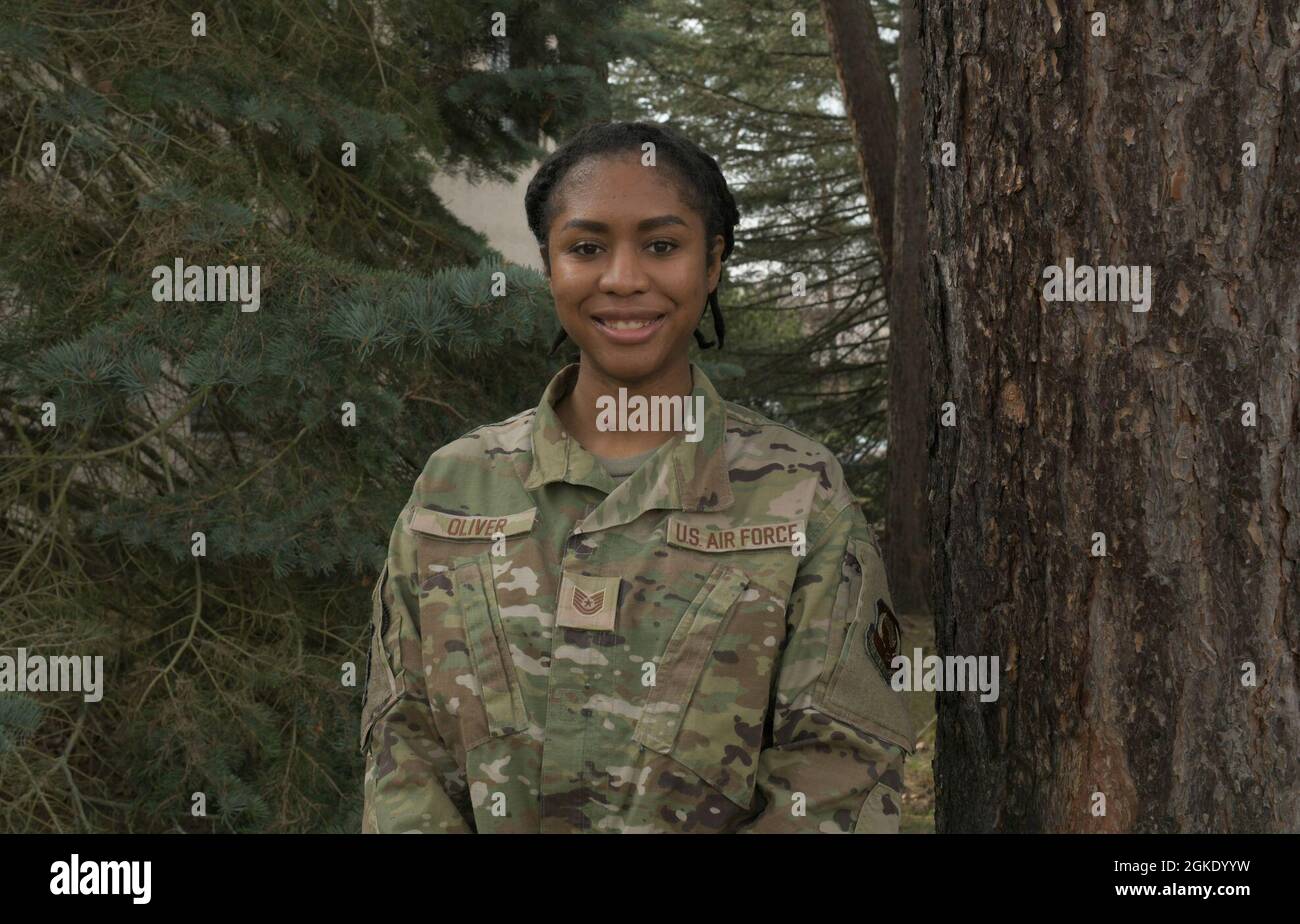 US Air Force Tech. Sgt. Jada Oliver, Mitarbeiter des 435. Air Expeditionary Wings für das Team für Notfalleinsätze, posiert für ein Foto auf dem Ramstein Air Base, Deutschland, 23. März 2021. Oliver hat seine Hauptaufgaben bei PERSCO, die Verantwortung für die auf der Durchreise anwesenden Mitglieder zu wahren. Zu den zusätzlichen Aufgaben, die sie während ihres Einsatzverlaufes übernommen hat, gehören die Verfolgung von Mitgliedern, die zu medizinischen Zwecken nach Ramstein kommen, und die Handhabung der meisten Operationen der bewussten und krisenhaften Maßnahmenplanung und -Ausführung, die Bewegungen beinhalten. Ein persönliches Ziel für Oliver ist es, Schulberaterin zu werden, während ihr m Stockfoto