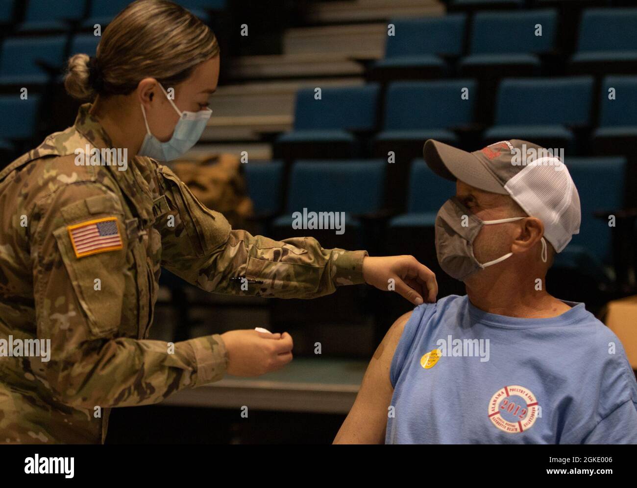 Luftwaffe und Soldaten der mobilen Impfteams der Alabama National Guard betreiben am 25. März eine Pop-up-Impfklinik in Ozark, Alabama. Das Team verabreichte 19 Mitgliedern der Gemeinde im Dale County kostenlose Dosen des COVID-600-Impfstoffs. Der Prozess bestand aus einem Gesundheisscreening, einer Konsultation des Anbieters, einer Impfung und einem Beobachtungszeitraum. Die Mission ist Teil einer fortlaufenden Partnerschaftsinitiative zwischen der Alabama National Guard, dem Alabama Department of Public Health, der Alabama Emergency Management Agency und den lokalen Regierungen, um die Impfstoffe den ländlichen Gemeinden im Jahr 24 in Alabam zur Verfügung zu stellen Stockfoto