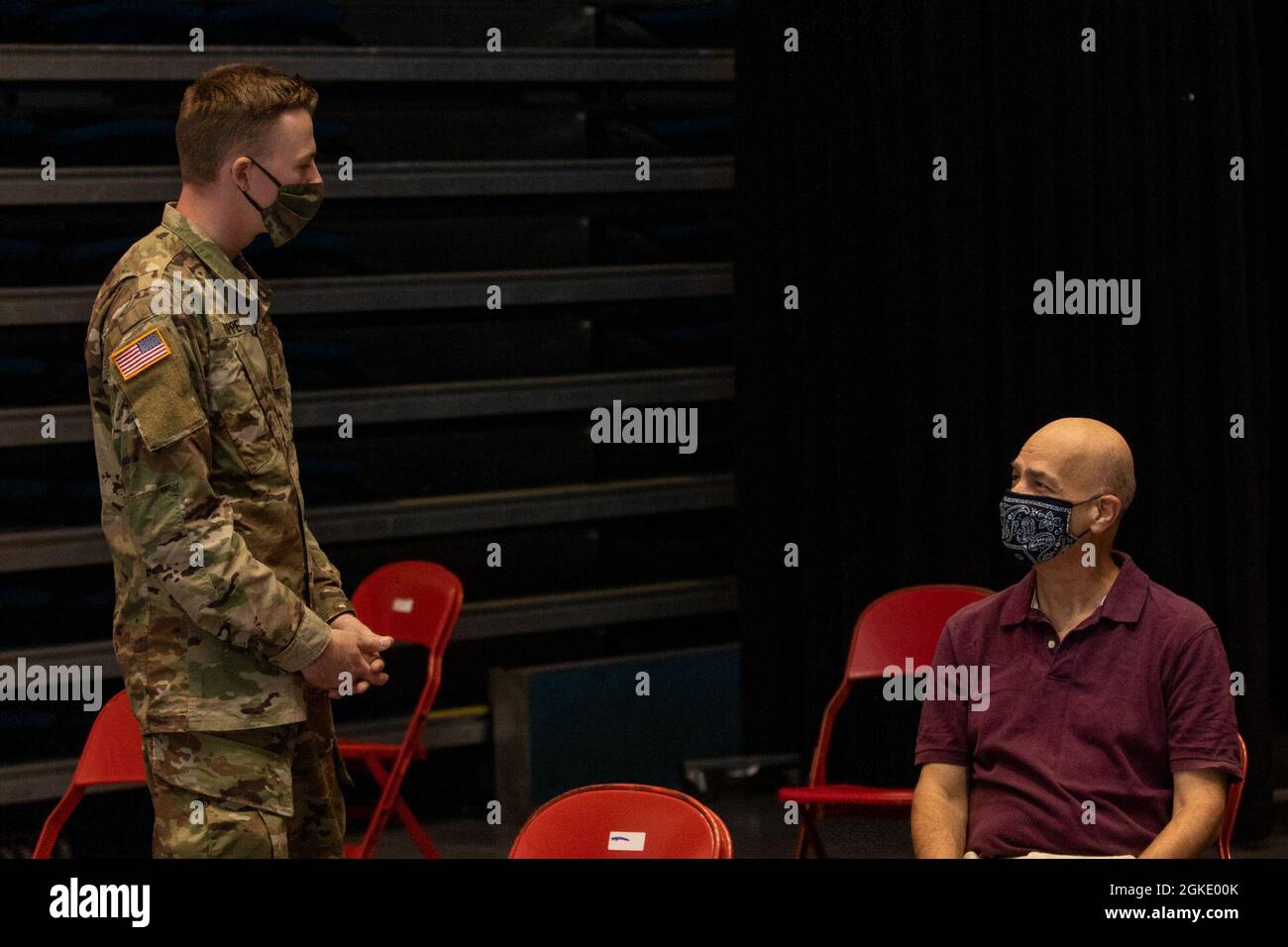 Luftwaffe und Soldaten der mobilen Impfteams der Alabama National Guard betreiben am 25. März eine Pop-up-Impfklinik in Ozark, Alabama. Das Team verabreichte 19 Mitgliedern der Gemeinde im Dale County kostenlose Dosen des COVID-600-Impfstoffs. Der Prozess bestand aus einem Gesundheisscreening, einer Konsultation des Anbieters, einer Impfung und einem Beobachtungszeitraum. Die Mission ist Teil einer fortlaufenden Partnerschaftsinitiative zwischen der Alabama National Guard, dem Alabama Department of Public Health, der Alabama Emergency Management Agency und den lokalen Regierungen, um die Impfstoffe den ländlichen Gemeinden im Jahr 24 in Alabam zur Verfügung zu stellen Stockfoto