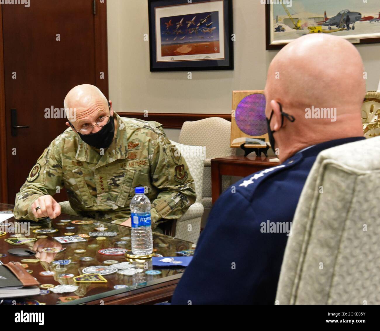 General Arnold W. Bunch Jr., Kommandant, Air Force Maternel Command, spricht am 25. März 2021 mit General John W. 'Jay' Raymond, Leiter der Raumfahrteinsätze der United States Space Force, im AFMC-Hauptquartier auf der Wright-Patterson Air Force Base, Ohio. AFMC verwaltet Installations- und Missionsunterstützung, Entdeckung und Entwicklung, Test und Bewertung sowie Lebenszyklusmanagement-Services und die Aufrechterhaltung jedes wichtigen Waffensystems der Luftwaffe. Stockfoto