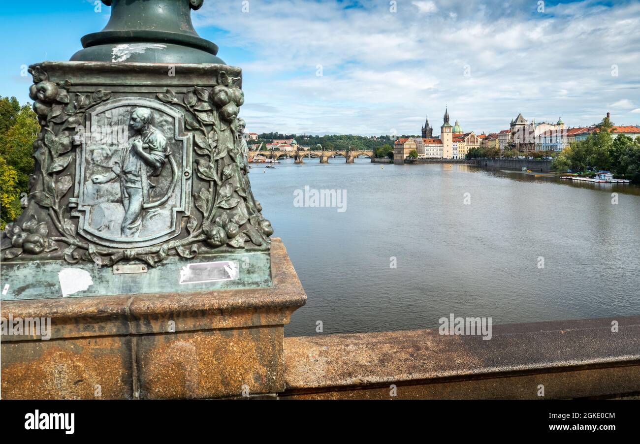 Prager Landschaft, Tschechische Republik. Ein Blick von der Legionsbrücke über den Fluss Vlatava mit der Karlsbrücke und dem Altstädter Brückenturm in der Ferne. Stockfoto