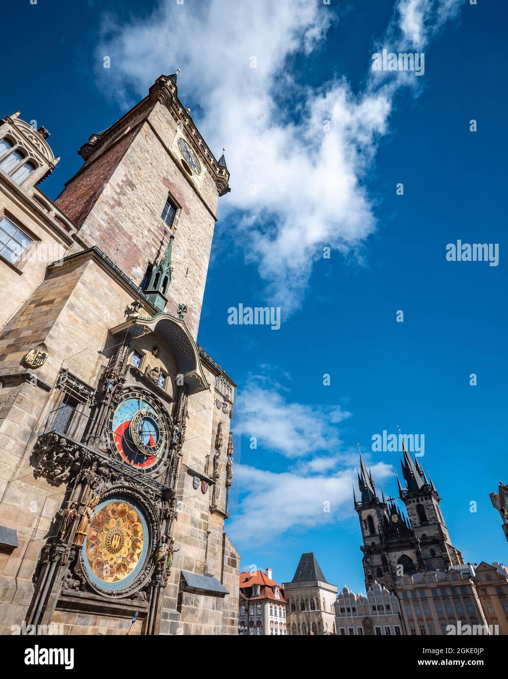 Astronomische Uhr, Prag, Tschechische Republik.Niedrig, Weitwinkel Ansicht des berühmten Wahrzeichen mit der Tyn Kirche im Hintergrund in der tschechischen Hauptstadt. Stockfoto