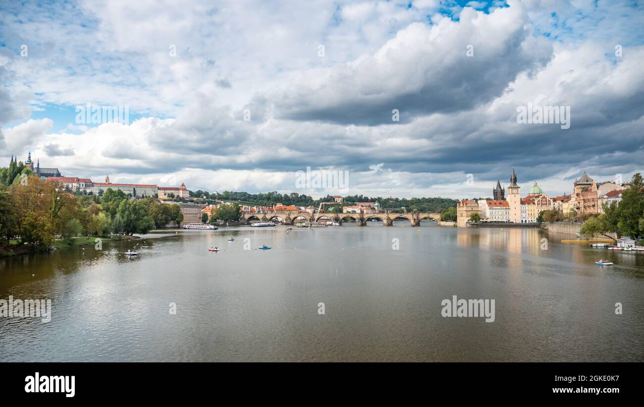 Prag, Tschechische Republik. Blick über die Vlatava mit der Karlsbrücke, die zu den Wahrzeichen der Prager Burg und des St. Veits-Doms führt. Stockfoto
