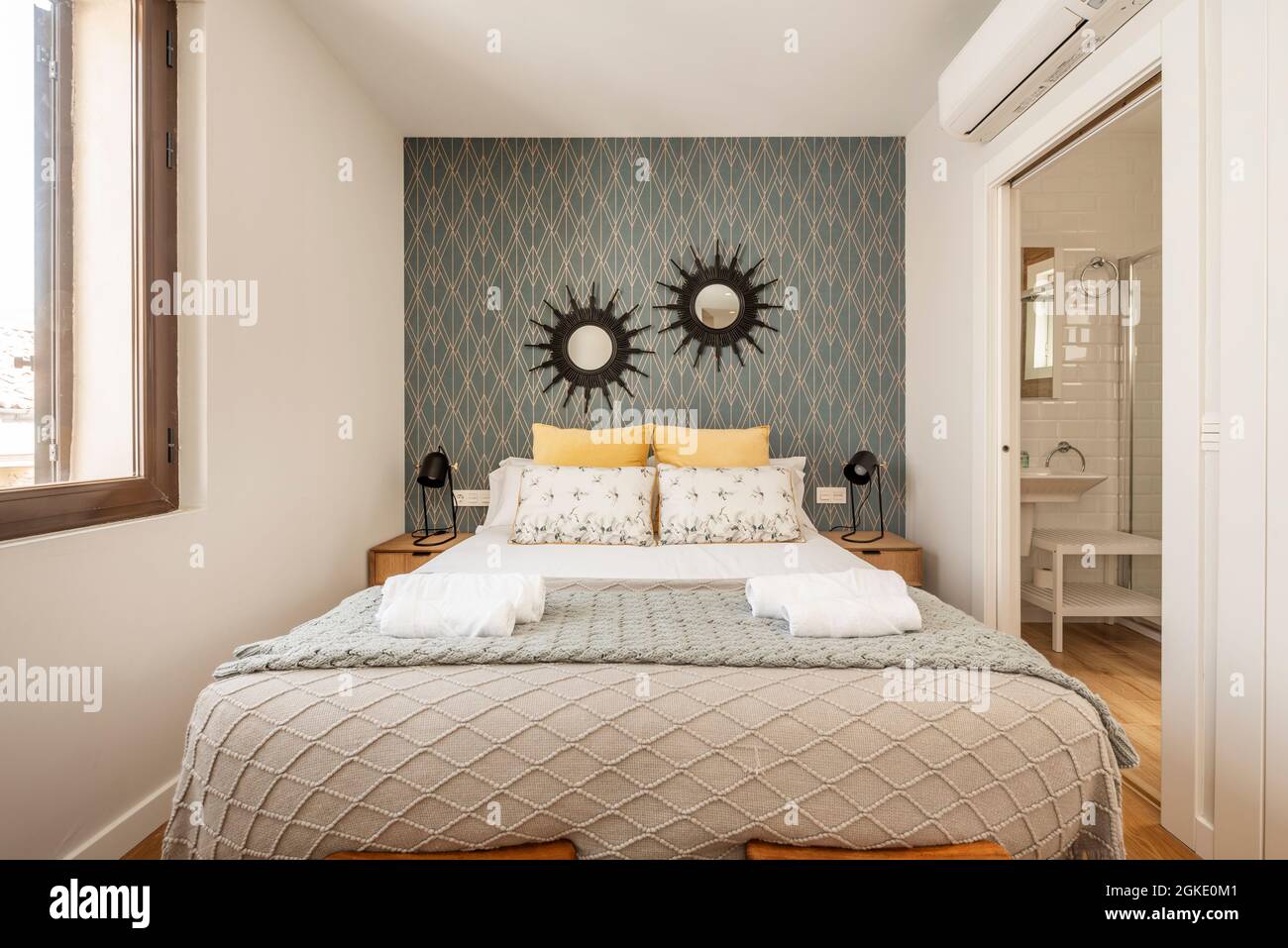 Schlafzimmer mit King-Size-Bett in der Ferienwohnung Stockfoto
