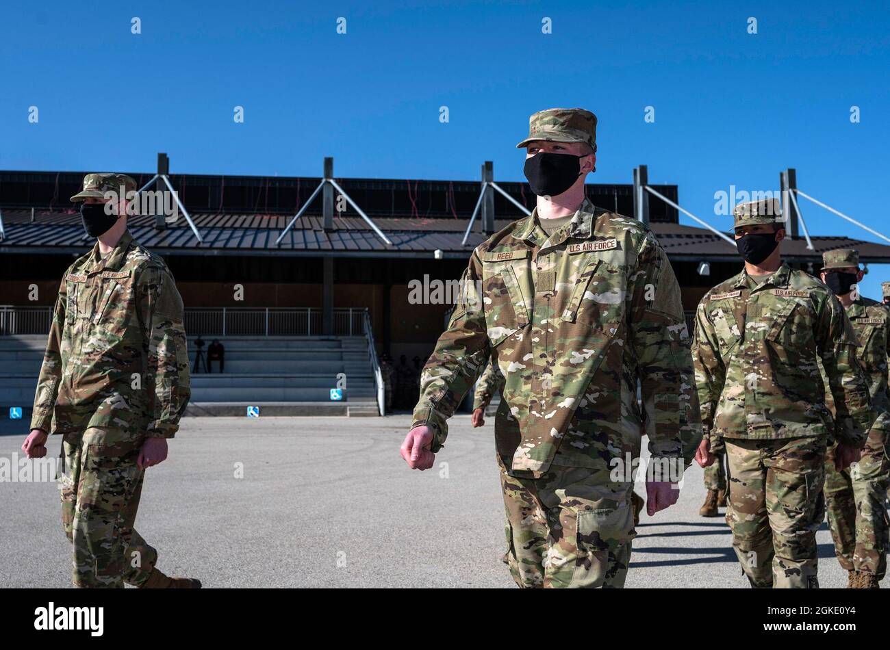 Am 25. März 2021 findet im Pfingston-Empfangszentrum auf der gemeinsamen Basis San Antonio-Lackland, Texas, die Abschlussfeier und Prägezeremonie der US-Luftwaffe für das 26. Trainingsgeschwader statt. Aufgrund der aktuellen Weltveranstaltungen werden die Abschlussfeiern für die Öffentlichkeit bis auf weiteres aus Gründen der Sicherheit und der Sicherheit der neu zugekommenen Airmen und ihrer Familienmitglieder wegen des Coronavirus (COVID-19) geschlossen. Stockfoto