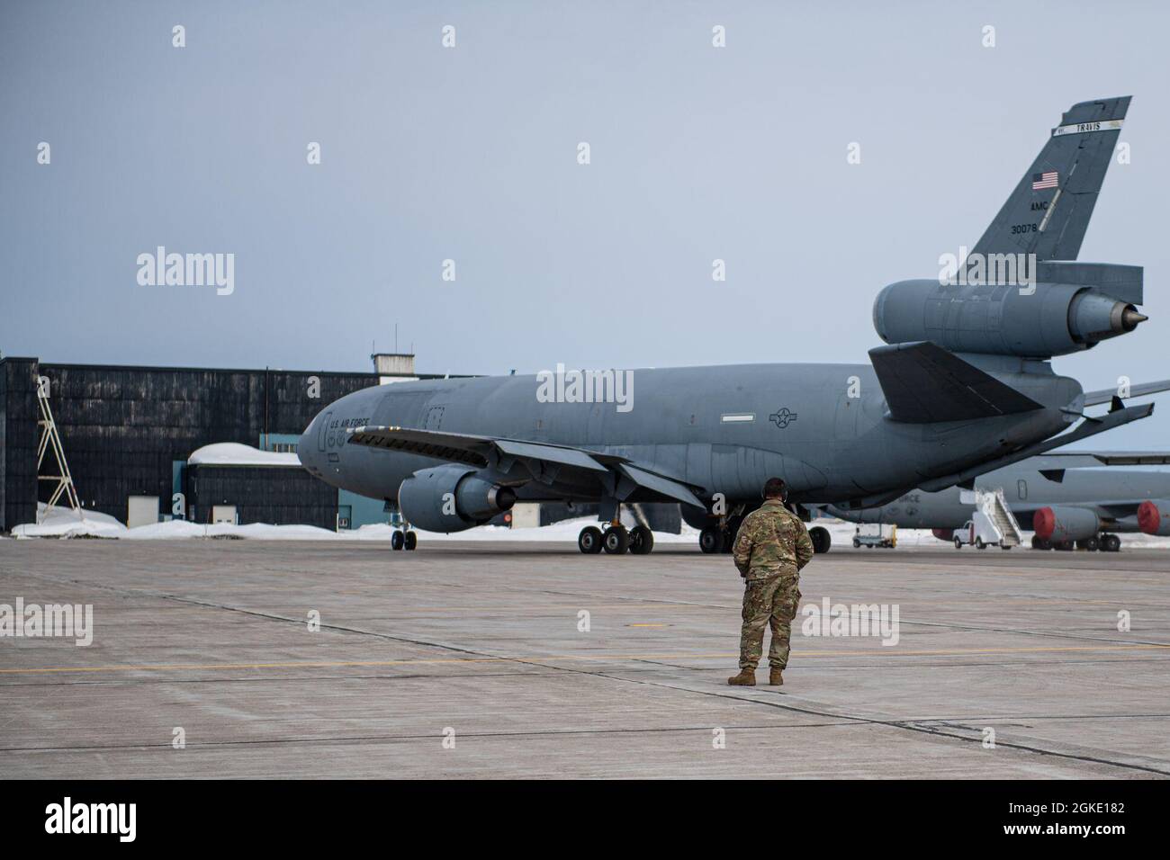 Ein United States Air Force KC-10 Extender verlässt 5 Wing Goose Bay, Neufundland und Labrador nach der Teilnahme an der Übung Amalgam Dart 21-2, 25. März 2021. Stockfoto Ein United States Air Force KC-10 Extender verlässt 5 Wing Goose Bay, Neufundland und Labrador nach der Teilnahme an der Übung Amalgam Dart 21-2, 25. März 2021. Stockfoto
