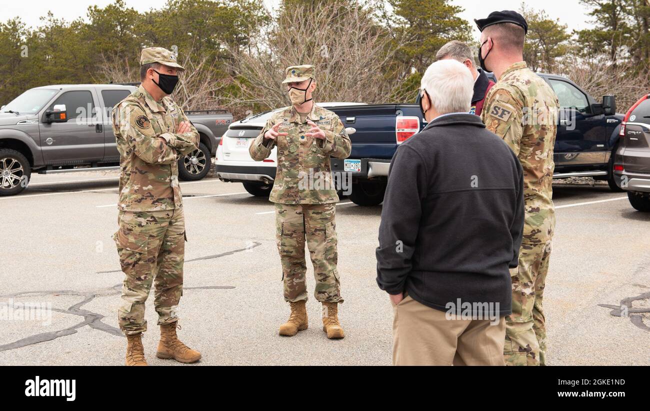 Der US Space Force LT. General John E. Shaw besuchte Mitglieder des 6. Space Warning Squadron auf der Cape Cod Air Force Station, Massachusetts, 25. März 2021. LT. General Shaw ist der stellvertretende Kommandant des United States Space Command, das 11. Und zuletzt gegründete Unified Combatant Command. Stockfoto