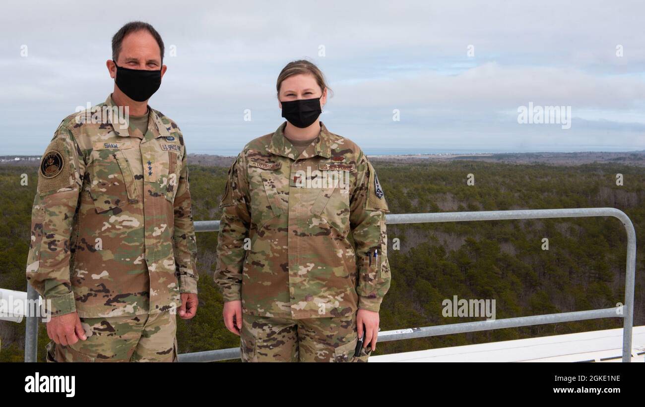 LT. General John E. Shaw, stellvertretender Kommandeur des United States Space Command, besuchte am 25. März 2021 die Guardians des 6. Weltraumwarngeschwaders auf der Cape Cod Air Force Station, Massachusetts. Die 6SWS verfolgt Objekte, die die Erde umkreisen, und Objekte, die von ihrer Umlaufbahn abgewichen sind, und trägt so zu den missionarischen Grundlagen des Situationsbewusstseins und der Kollisionsvermeidung bei. Stockfoto