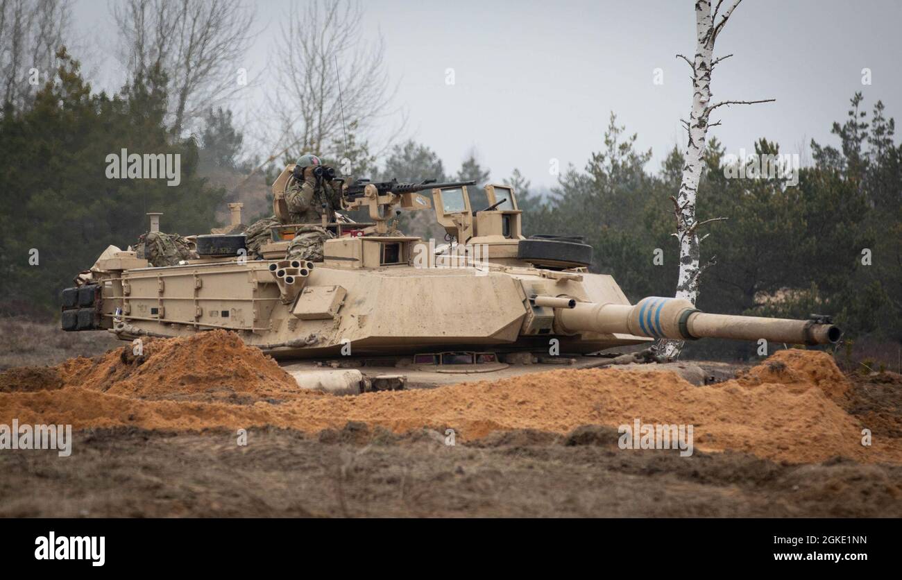 Ein 2. Bataillon, 8. Kavallerieregimentrooper, scannt das militärische Trainingsgebiet von Adazi, Lettland, von ihrem Panzer Abrams aus. Die Trooper ist eines der ersten weiblichen Tanker, die 2-8 Cav zugewiesen wurden. Reg. und als Panzerkommandant während der kombinierten Übung durchgeführt. Acht Tage lang Vereinigten sich die USA mit deutschen, litauischen und lettischen Streitkräften, um die Fähigkeit der NATO-verstärkten Vorwärtspräsenz zu testen, die Battle Group Lettland während der Übung zu planen, zu kommunizieren und zu kämpfen. Stockfoto