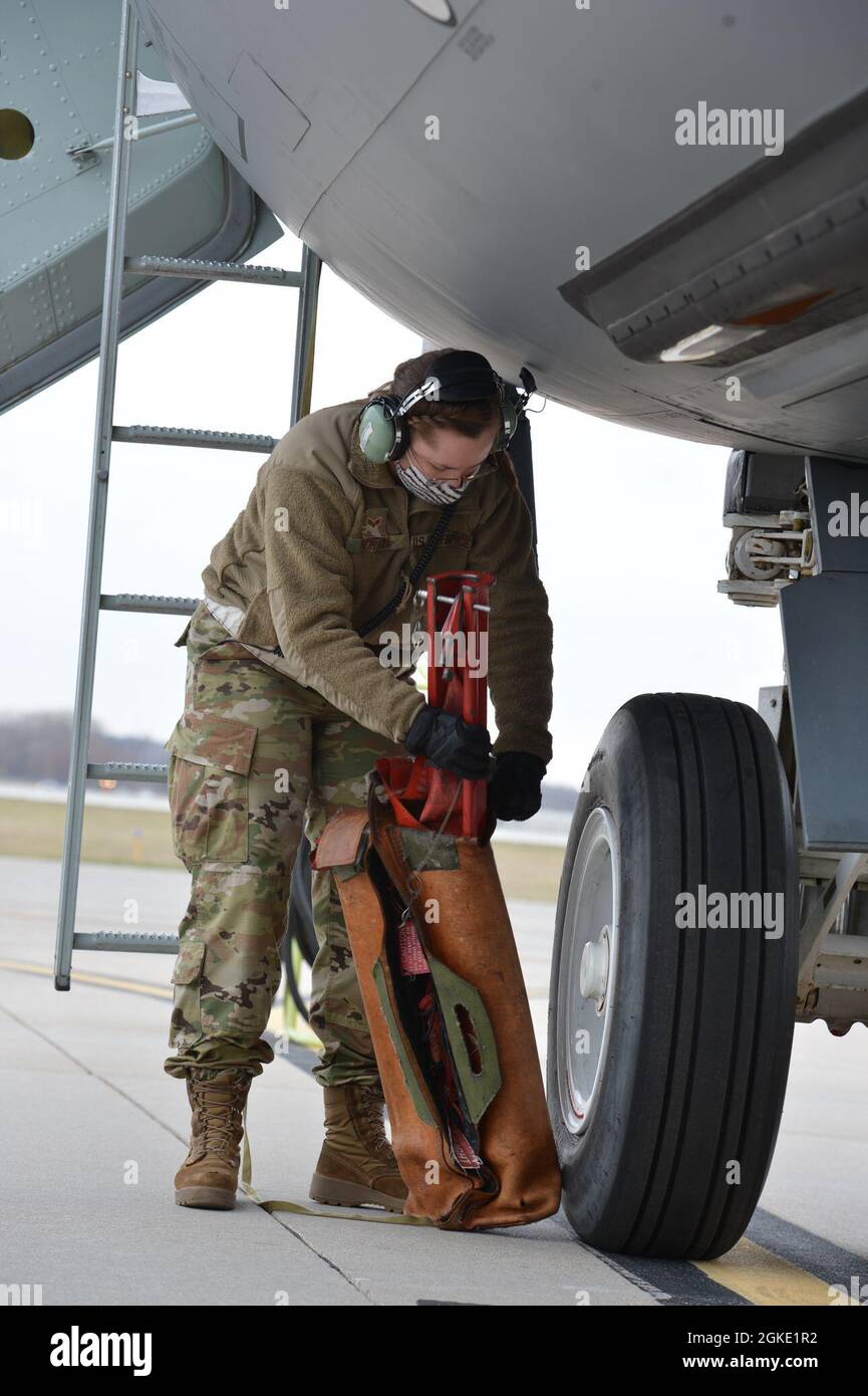 155. Aircraft Maintenance Group Sortie Generation Crew Chief, Senior Airman Karsyn Norton, bereitet einen KC-135R Stratotanker für den Start am 25. März 2021 auf dem Flugplatz der Nebraska Air National Guard in Lincoln vor. Norton ist seit 5 Jahren im Dienst und genießt die familiäre Atmosphäre und die verfügbaren Reisemöglichkeiten. Stockfoto