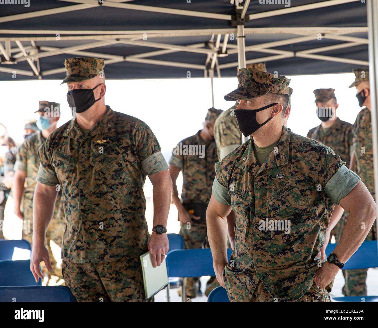 Col. Charles B. Dockery, der Kommandeur der Marine Corps Air Station Miramar, Und Col. Charles E. Dudik, der Kommandant der Marine Corps Air Station Yuma, hört sich vor der Demonstration der Modular Ghost Drone auf der Marine Corps Air Station Miramar, San Diego, Kalifornien, 24. März 2021 einen kurzen Überblick über die Lattice AI Platform an. Die Drohne ist Teil der Zusammenarbeit zwischen MCAS Miramar und SoCal Tech Bride von NavalX, die es der Station ermöglicht, die künstliche Intelligenz-fähige, autonome Technologie zu nutzen, um die Sicherheits- und Schutzkapab der Basis weiter zu stärken Stockfoto