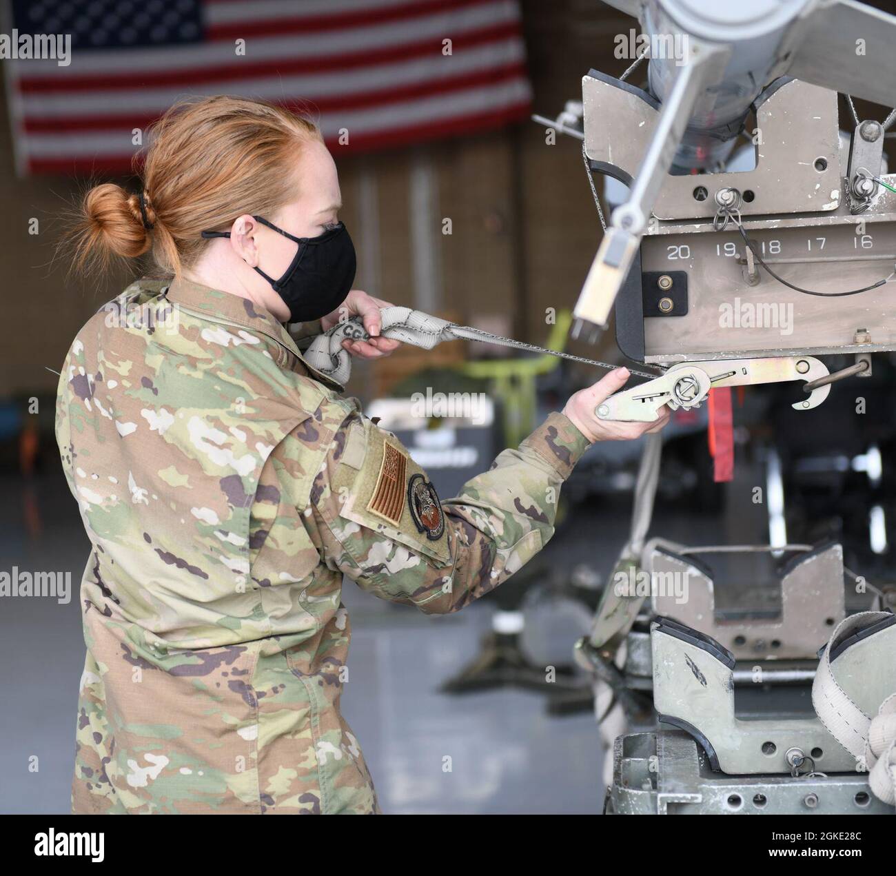 Senior Airman Riley St. John, 33. Flugzeuginstandhaltungs-Einheit, Waffentechniker, sichert eine Rakete am 25. März 2021 auf der Luke Air Force Base, Arizona. St. John nahm an der Ausstellung „Frauen der Waffen“ als Teil eines dreiköpfigen weiblichen Teams Teil, das eine Rakete und eine Bombe auf einen F-16 Fighting Falcon ladet. Diese Last war die Art und Weise der AMU, die Fähigkeiten weiblicher Luftmänner im Rahmen eines Women’s History Month-Events hervorzuheben. Vielfalt ermöglicht es der Luftwaffe, alle verfügbaren Talente zu nutzen, indem sie eine Kultur der Integration ermöglicht. Stockfoto