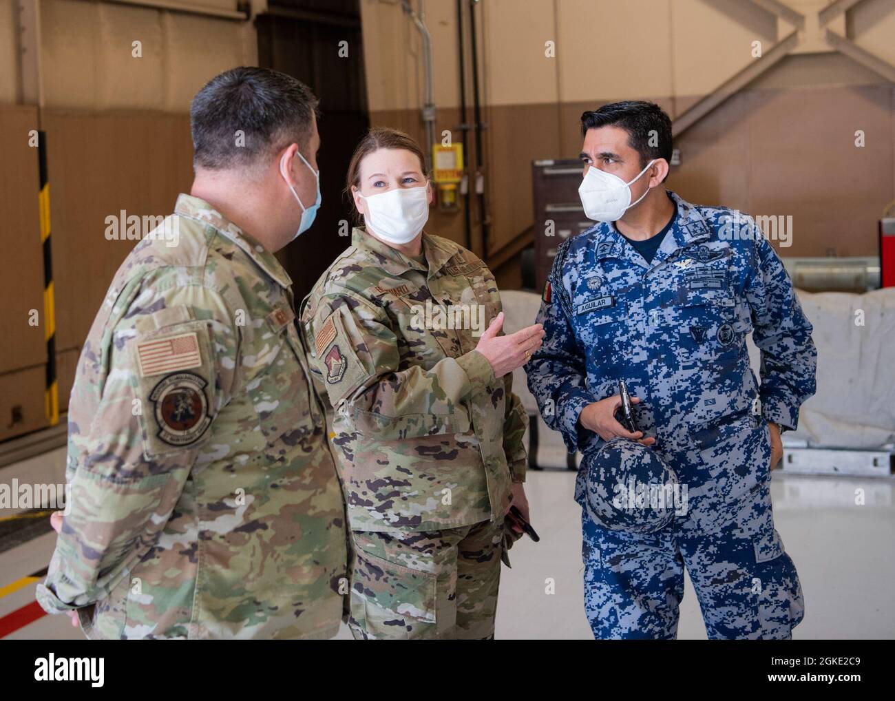 Master-Sgt. Bryan Kelley, 57th Maintenance Group Weapons Standardization Superintendent, spricht mit zwei Studenten des International Air war College während eines Eintauchvorgangs auf dem Luftwaffenstützpunkt Nellis, Nevada, am 25. März 2021. Die Studenten des International Air war College vertraten 16 Partnerländer: Pakistan, Niederlande, Brasilien, Mexiko, Japan, Norwegen, Taiwan, Philippinen, Kroatien, Italien, Spanien, Griechenland, Kolumbien, Indonesien, Türkei und Tunesien. Stockfoto