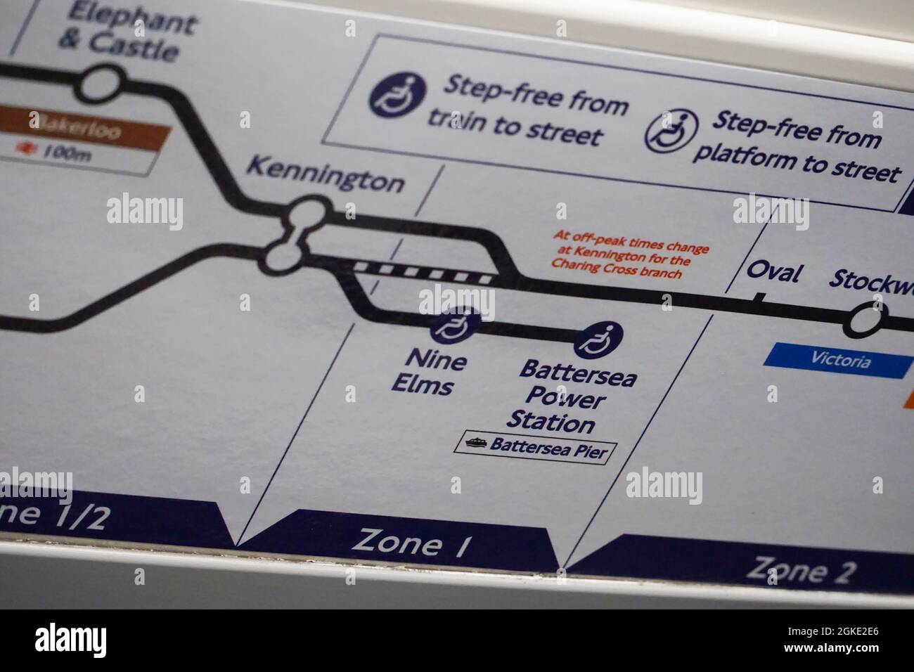 London, Großbritannien, 14. September 2021: In Vorbereitung auf die Eröffnung der neuen Northern Line Extension des Kraftwerks Nine Elms und Battersea am 20. September wurden neue Schilder in den Röhrentunneln installiert und neue breite Fußtunnel am Bahnhof Kennington gebaut. Anna Watson/Alamy Live News Stockfoto