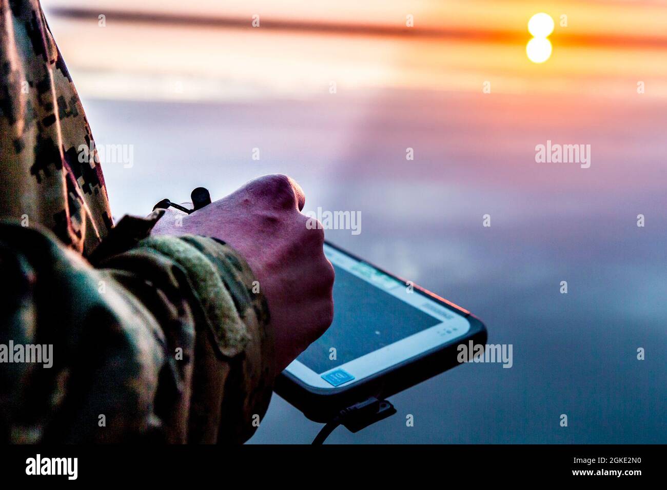 U.S. Marine Corps Sgt. Jeramiah Meade, ein Sektionsleiter des 2. Radio Bataillons der 2d Marine Division, verwendet ein elektronisches Kriegssystem während einer gemeinsamen Trainingsübung auf der Marine Corps Air Station Cherry Point, N.C., 26. März 2021. Ziel der einwöchigen Schulung war es, die Interoperabilität mit der US-Küstenwache zu verbessern und Aufklärungsbataillonen der 2D Marine Division die Möglichkeit zu geben, sich mit Konzepten für schnelle Reaktion und elektronische Kriegsführung vertraut zu machen. Stockfoto