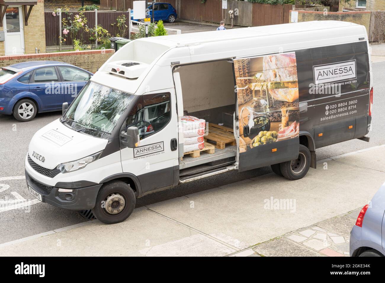 Annessa Lieferwagen Parken auf der Straßenseite Entladen von Speisen und Weinen für lokale Restaurants, London Greenwich England Großbritannien Stockfoto