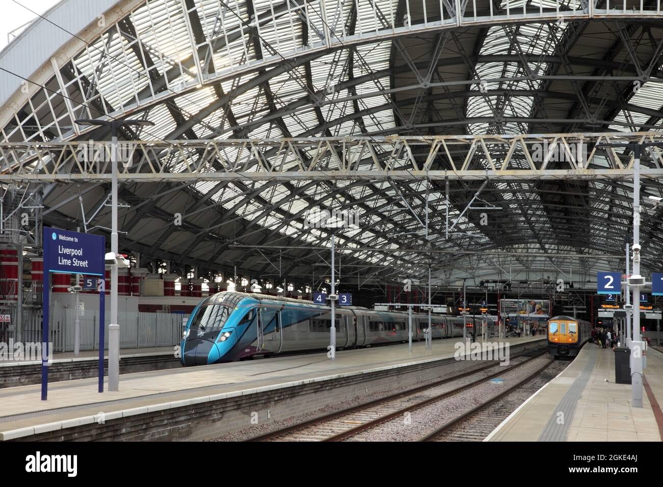 TransPennine Express Nova 1 Klasse 802 Zweimodus-Mehreinheitszug am Bahnhof Liverpool Lime Street, Großbritannien. Stockfoto