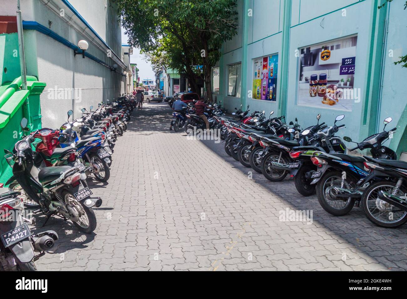 MÄNNLICH, MALEDIVEN - 11. JULI 2016: Reihen von Motorrädern in einer Gasse in Male, Malediven Stockfoto
